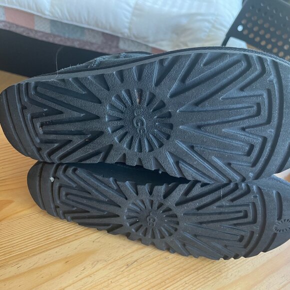 UGG Women's Classic Mini II Sheepskin Class - Picture 3 of 3